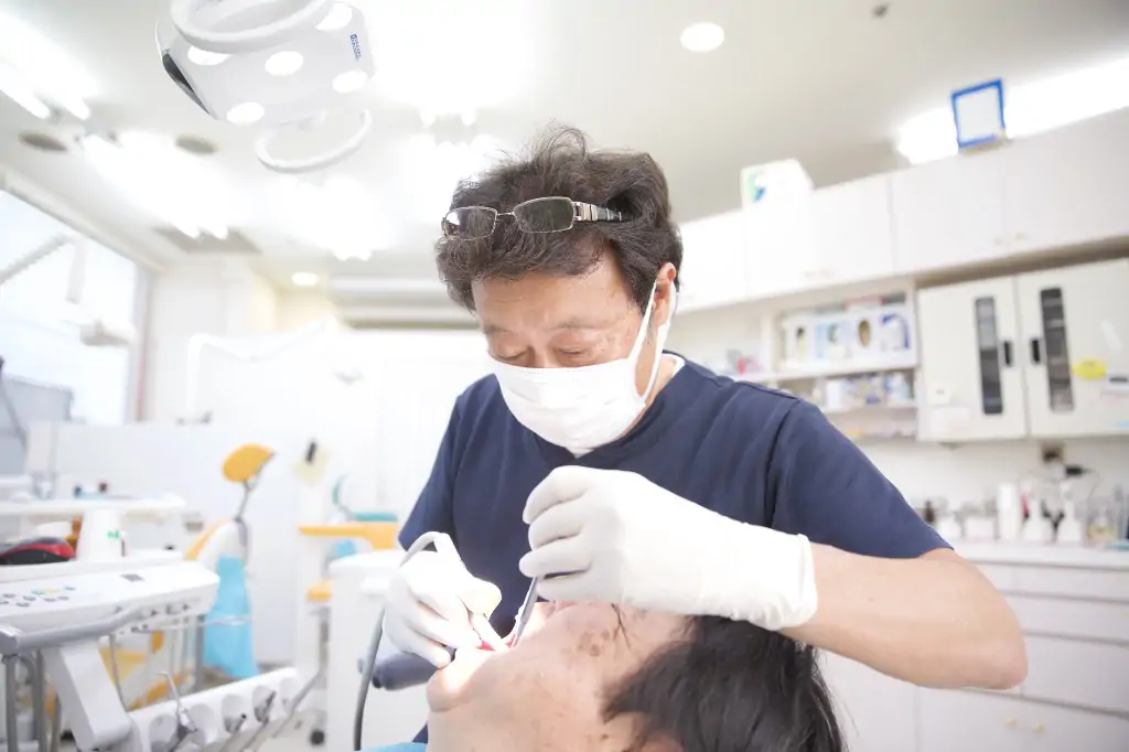 治療中の歯科医師の様子
