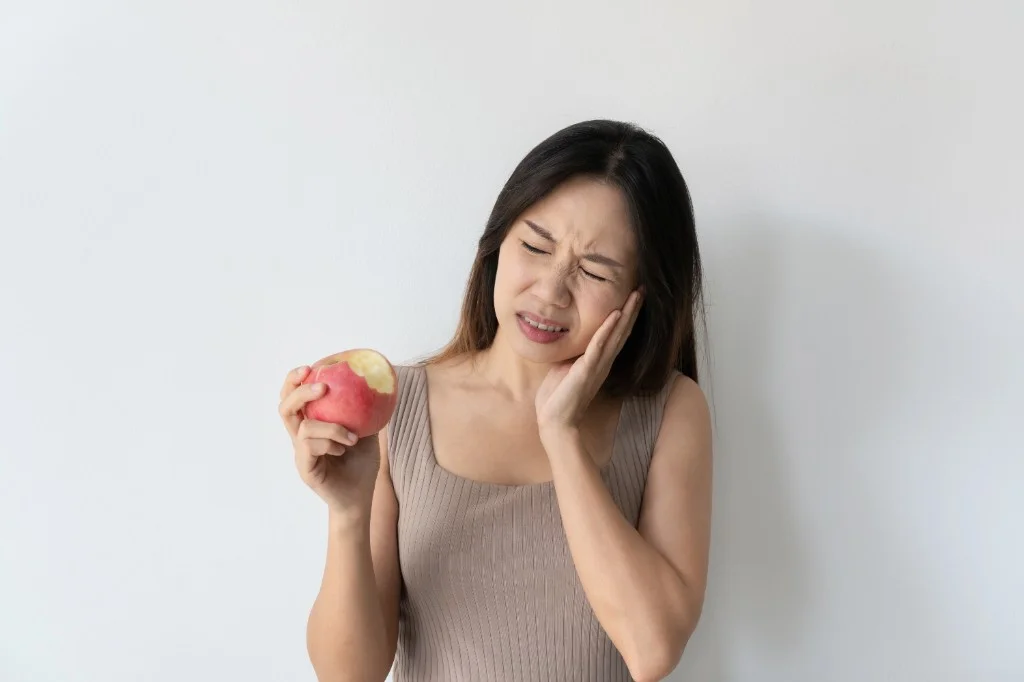 咀嚼時の顎の痛みを訴える女性