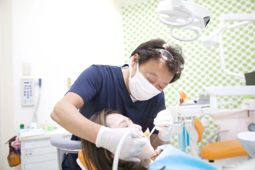 診療室でセラミック治療を行う歯科医師と患者