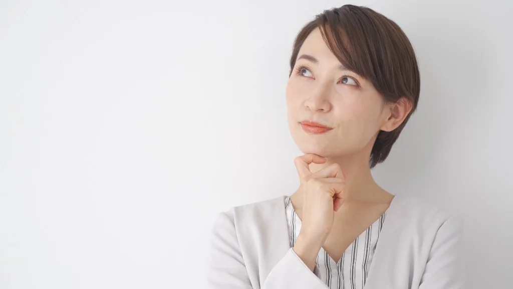 治療について考える女性