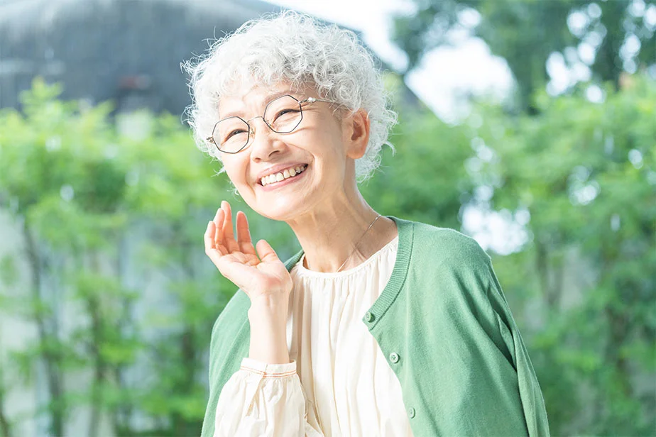 入れ歯で笑顔になった女性