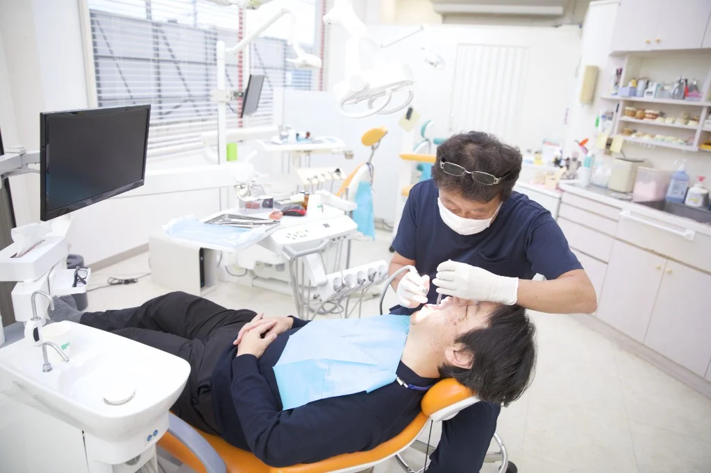 診療室での入れ歯治療の様子