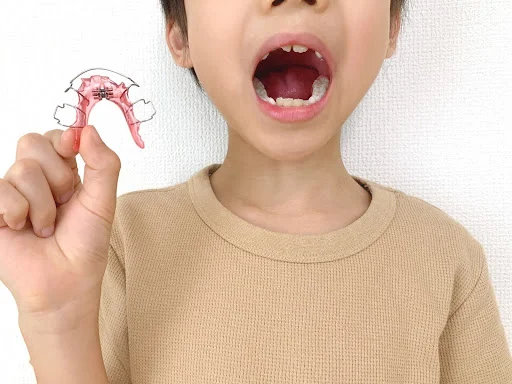 床矯正装置を持つお子さま