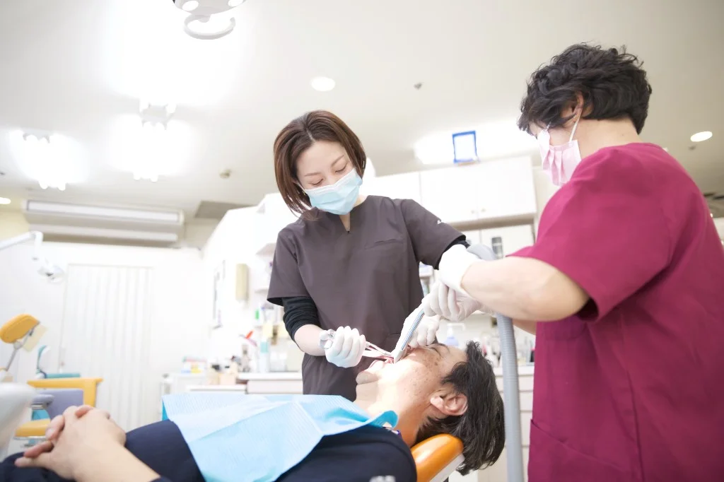 ホワイトニング施術の様子（歯科医師と助手による処置）