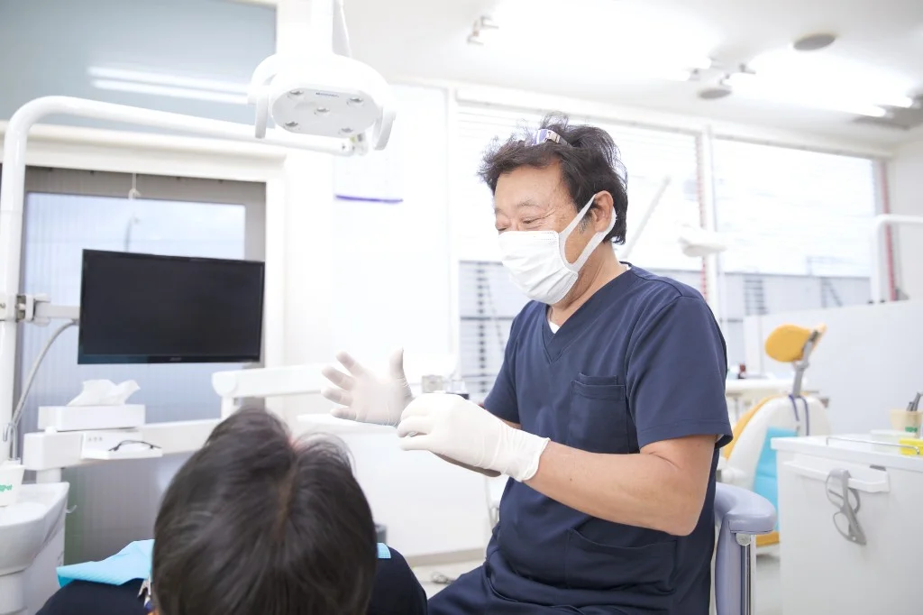患者へ説明する歯科医師
